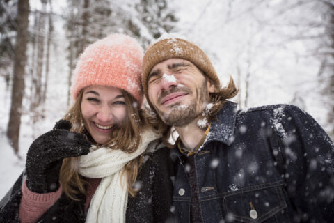 Ein junges Paar im Schnee